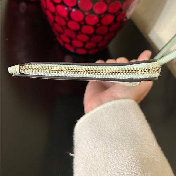 Kate Spade Lucy Day Tripper Daisy Medium L-Zip Wristlet EUC (MSRP $139) - Picture 7 of 17